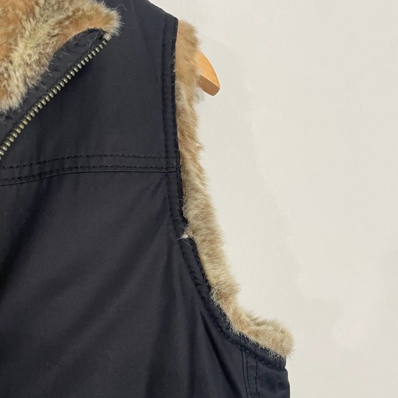 GAP | REVERSIBLE VEST SIZE M BLACK FUR TAN - Picture 6 of 8